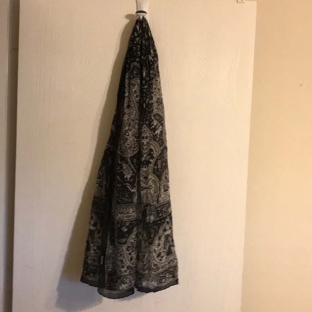 Black and white scarf